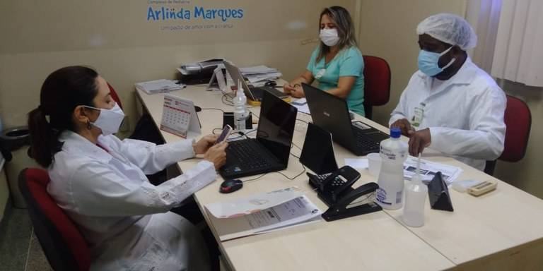 Arlinda Marques faz o acolhimento de novos residentes de forma remota