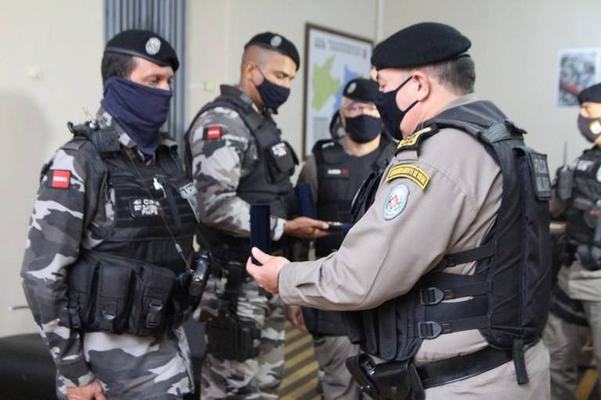 Policiais militares que socorreram mulher em trabalho de parto são condecorados com medalhas