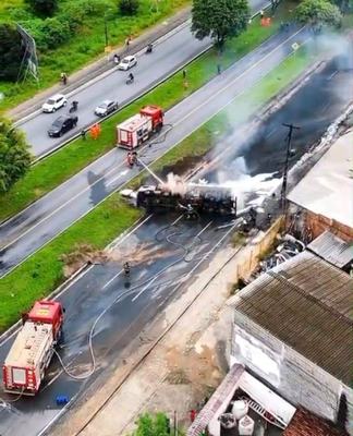 Incêndio paralisa trânsito na BR-101