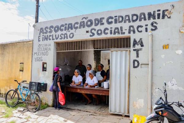 Voluntários ajudam a matar a fome