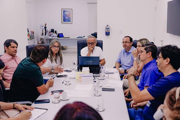 Cícero Lucena anuncia aumento de 7,5% para os professores