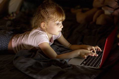 crianca-no-laptop-freepik.jpg