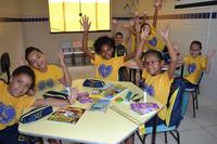 criancas-felizes-com-os-kits-para-o-incentivo-ao-estudo.jpg