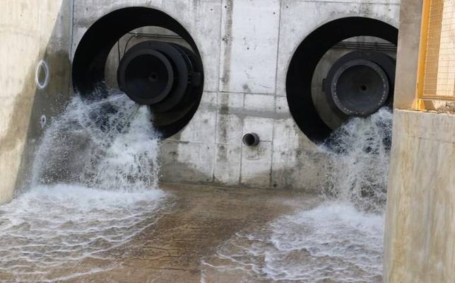 Chega água na maior obra de infraestrutura hídrica da Paraíba