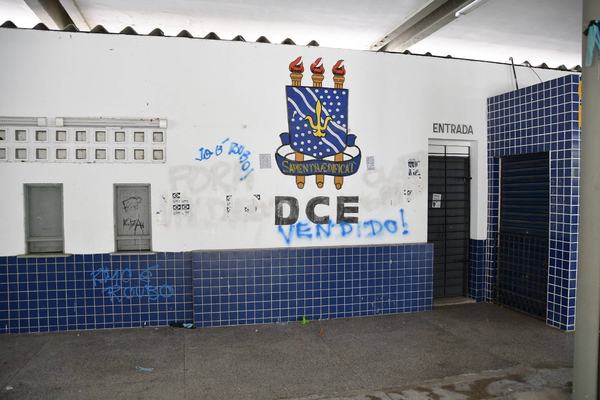 Estudantes denunciam DCE de portas fechadas desde 2022