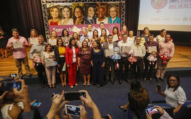 Governo premia municípios com selo Prefeitura Parceira das Mulheres