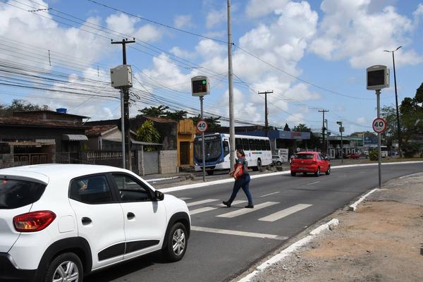 Pedestres e motoristas em conflito