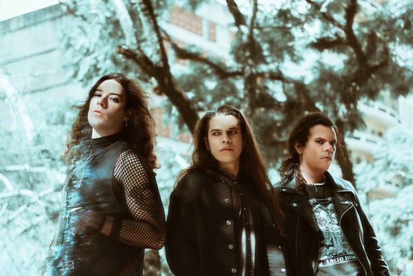 Super-Con começa com banda de estilo gótico