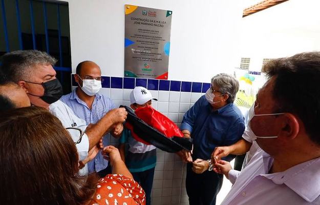 Governo entrega escola e anuncia novas obras em Sobrado