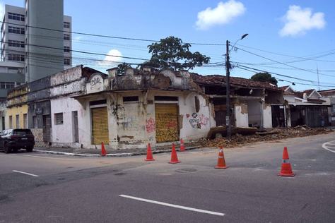 fchada-de-predio-comercial-antiga-desaba-no-centro_f-evandro-8.jpg