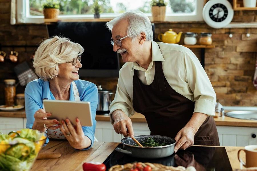 feliz-casal-maduro-preparando-comida-e-se-comunicando-usando-tablet-digital-na-cozinha_637285-3484-freepick.jpg