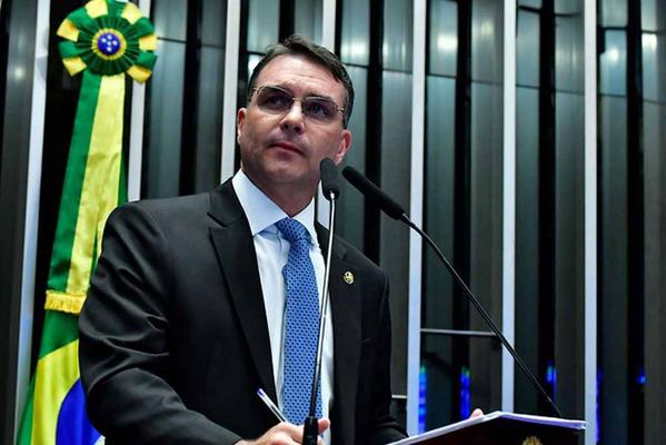 Flávio Bolsonaro pede dinheiro a Daniel Vorcaro