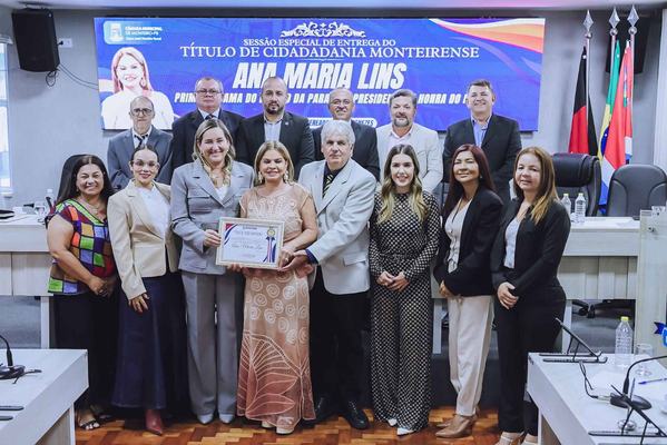 Primeira-dama recebe título em Monteiro