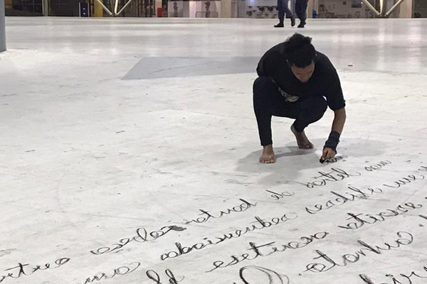 Artista Flaw Mendes faz ação performática em JP
