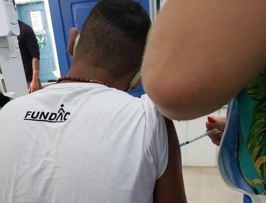 Socioeducandos com idade entre 12 e 17 anos são vacinados contra Covid-19