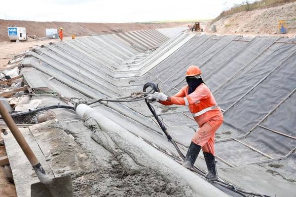Governo realiza visita técnica à obra do canal Acauã-Araçagi com técnicos do Sinduscon