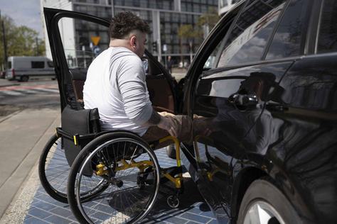 homem-de-tiro-completo-em-cadeira-de-rodas-entrando-no-carro.jpg