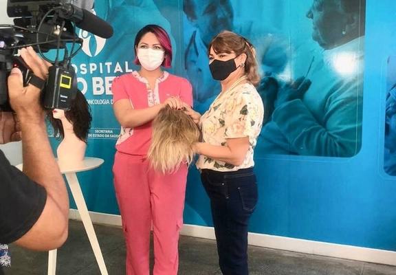 Hospital do Bem marca Dia Internacional da Mulher com doação de perucas para pacientes