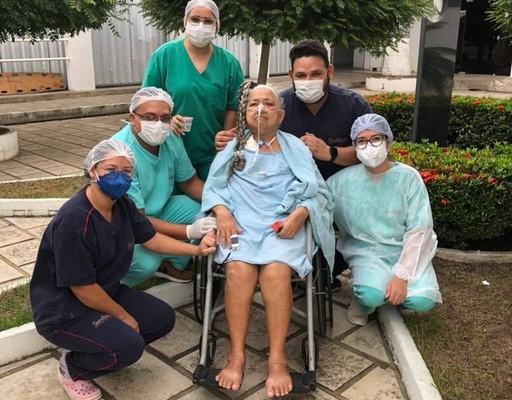 Idosa com comorbidades que passou mais de dois meses internada no setor Covid do Hospital de Patos recebe alta