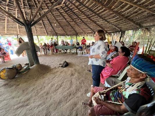 Ministra participa de roda  de diálogo em Aldeia Forte