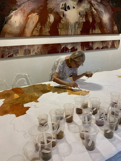 Marlene pinta um mapa de Pernambuco com pigmentos feitos a partir da terra coletada em diversas cidades do estado | Fotos:Divulgação