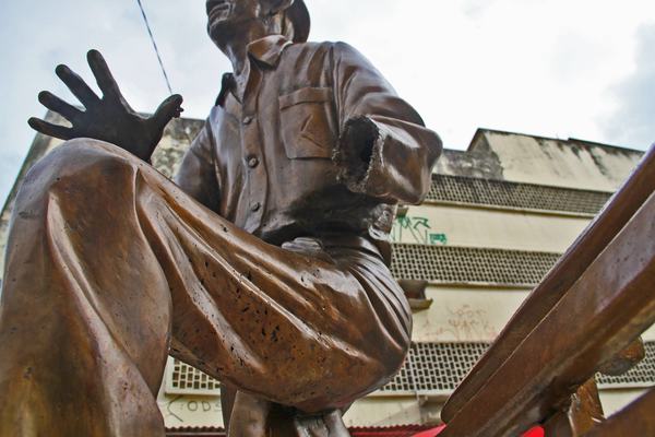 Bustos, estátuas e outras homenagens a nomes importantes da Paraíba são alvos constantes de vândalos e ladrões