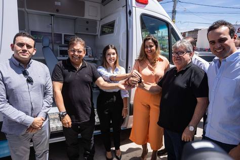 joao-entrega-ambulancia-em-monteiro-jose-marques.jpg