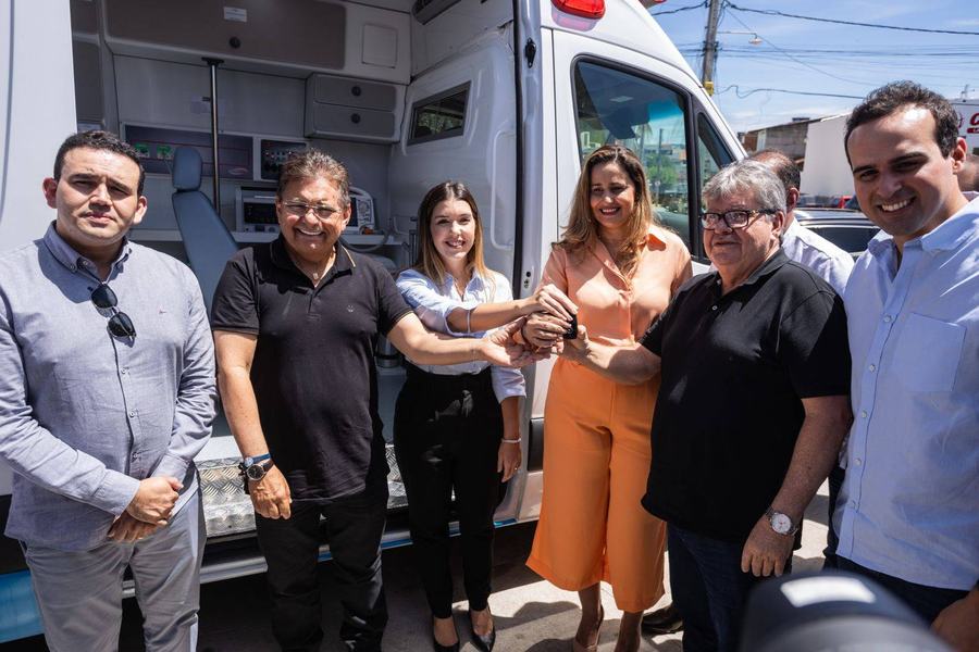 joao-entrega-ambulancia-em-monteiro-jose-marques.jpg
