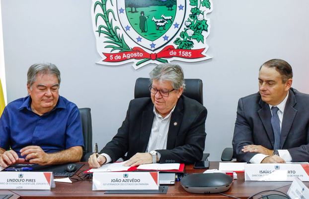 João autoriza apoio a clubes da PB