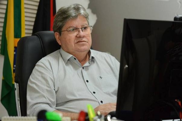 João Azevêdo lança edital para cadastro de empresas interessadas em receber estagiários do Programa Primeira Chance