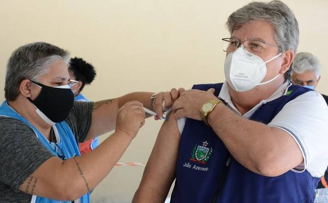 João Azevêdo recebe primeira dose da vacina contra a Covid-19