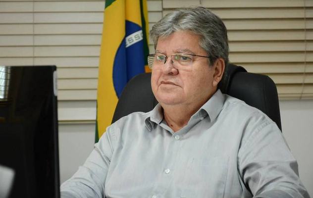 João Azevêdo anuncia entrega de motocicletas para profissionais de Riachão do Poço