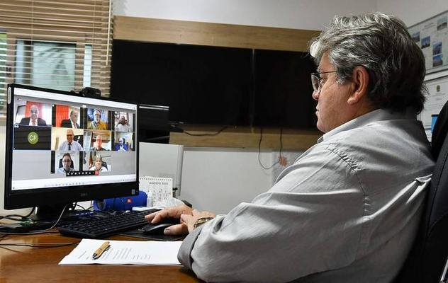 João Azevêdo discute parcerias com coordenadores do projeto de construção de radiotelescópio no Sertão