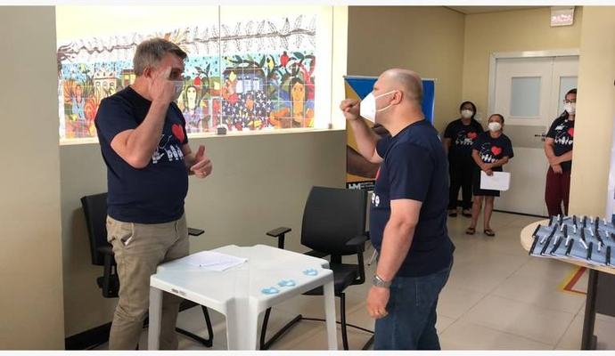 Hospital Metropolitano promove inclusão e atendimento humanizado por meio de Libras
