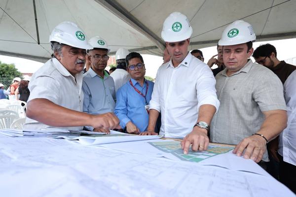 Lucas firma convênios e visita obras