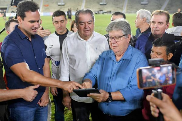 João inaugura a nova iluminação