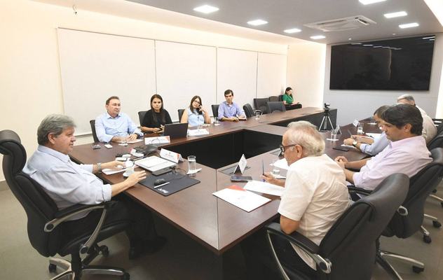 João e Cícero discutem o cronograma de obras