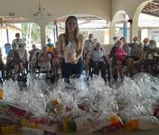 marcela-distribuindo-kits-de-higiene-e-fraudas-geriatricas-2.jpg