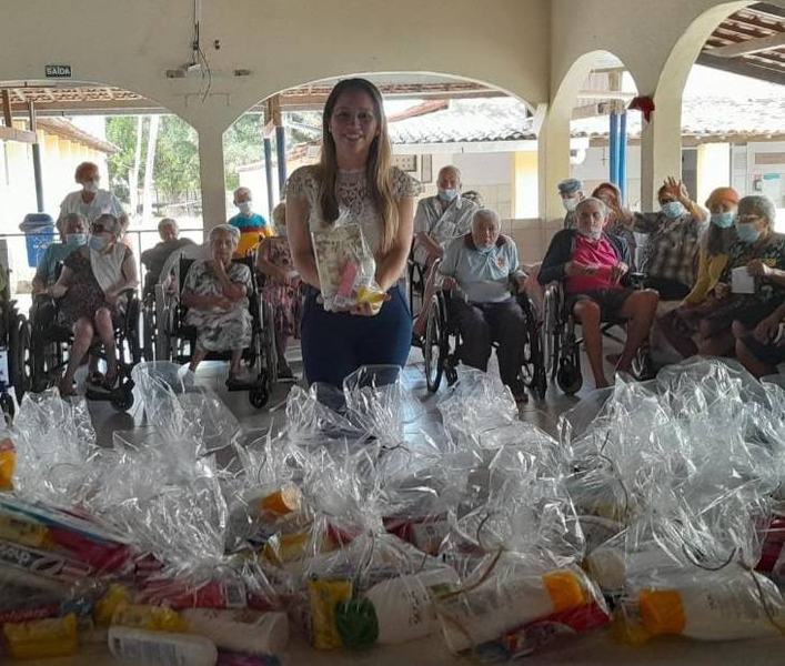 marcela-distribuindo-kits-de-higiene-e-fraudas-geriatricas-2.jpg