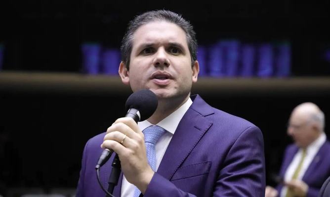 Brito e Elmar deixam a disputa, e Hugo Motta soma 488 aliados