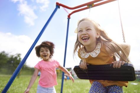 meninas-brincando-foto-free-pick.jpg