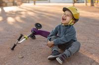 menino-ao-ar-livre-doendo-com-a-sensacao-de-uma-scooter.jpg