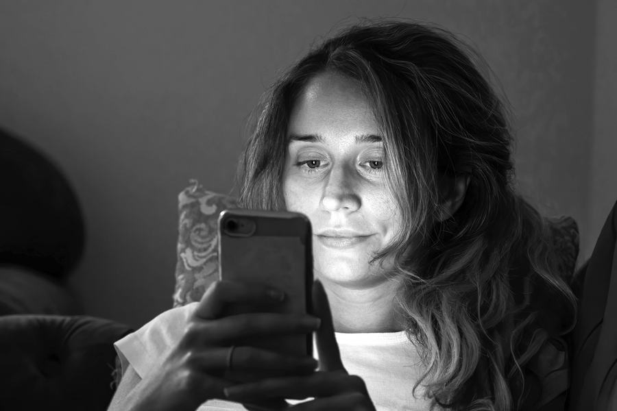 mulher-solitaria-assistindo-celular-na-cama-a-noite-1.jpg