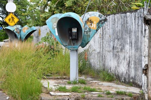 Orelhões viram lixo urbano em JP