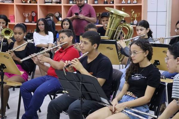Grupo apresenta-se com Chico César