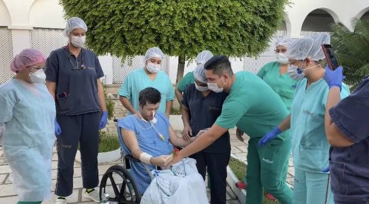 Paciente que se recupera da covid-19 se emociona com banho de sol no Hospital Regional de Patos