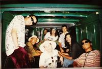 paulo-andre-ao-volante-e-chico-science-e-nacao-zumbi-em-1995-durante-a-turne-do-disco-da-lama-ao-caos-pela-europa.jpg