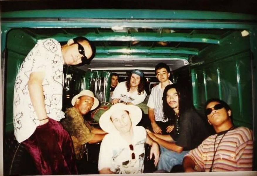 paulo-andre-ao-volante-e-chico-science-e-nacao-zumbi-em-1995-durante-a-turne-do-disco-da-lama-ao-caos-pela-europa.jpg