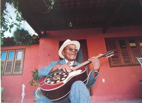 poeta-ze-vicente-da-paraiba-em-caruaru-2005-foto-euclides-ferreira.jpg