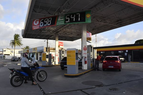 Pesquisa de combustíveis: preço da gasolina cai em 41 postos de JP, mas ainda chega a R$ 7,74